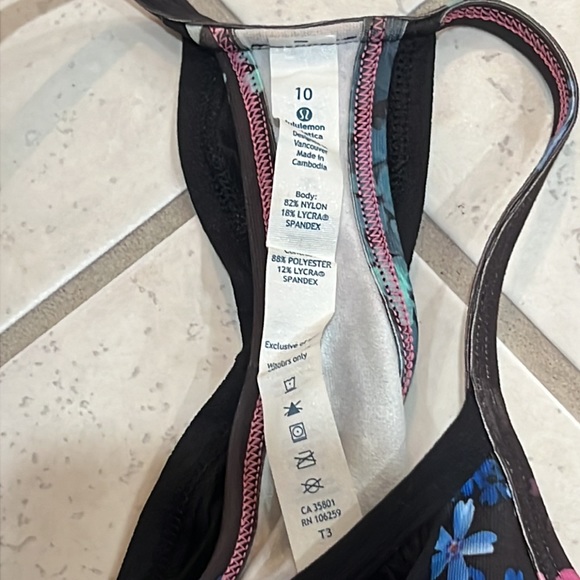 Women’s Lululemon size 10 Black Floral Athletic top - Picture 4 of 4